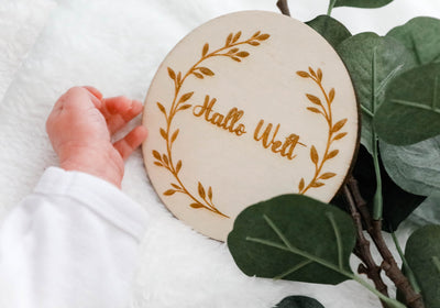 Hallo Welt Schild für Baby Geburt Gravur Holz Fotoshooting
