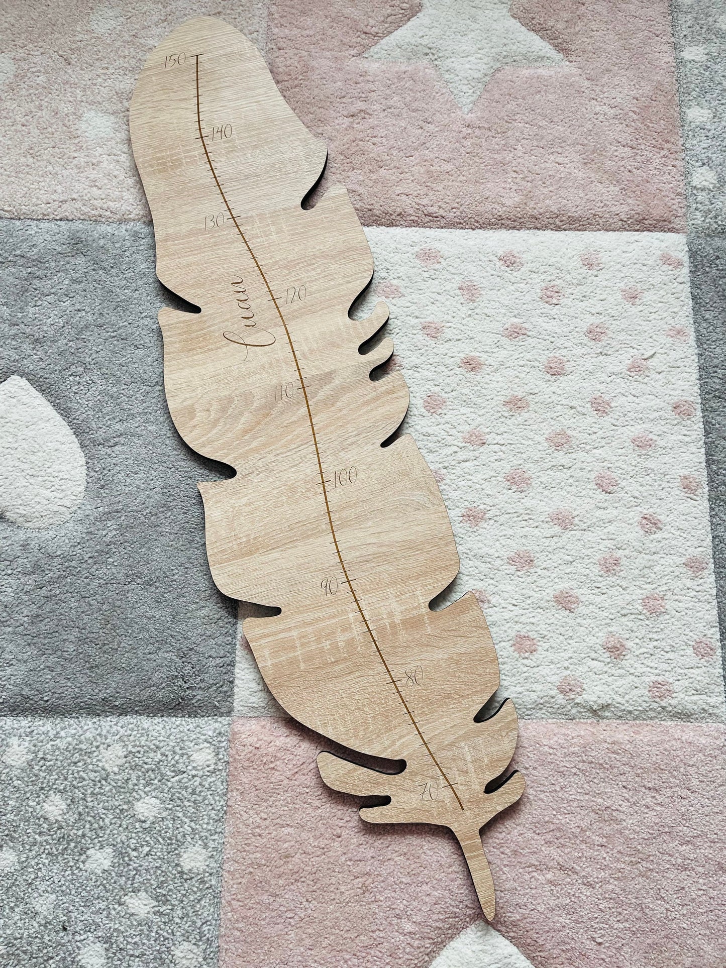Messlatte Feder aus Holz mit Namen unermesslich geliebt personalisiert Messleiste Kinderzimmer Deko
